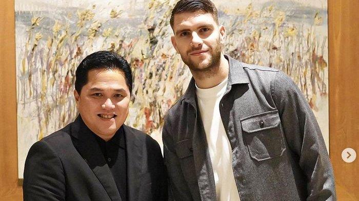 Ketua Umum PSSI, Erick Thohir saat bertemu dengan Maarten Paes yang menjalani proses naturalisasi, Senin (8/1/2024).