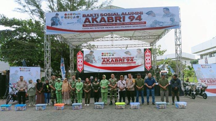 Pangdam VI Mulawarman Mayjen TNI Tri Budi Utomo didampingi jajarannya foto bersama usai kegiatan pembagian paket sembako secara simbolis kepada masyarakat di Makodam VI Mulawarman, Balikpapan.