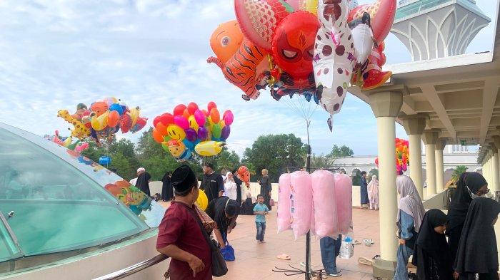 Para penjual balon memanfaatkan momentum Hari Raya Idul Adha 1445 Hijriah, dengan memasarkan dagangannya di Halaman Masjid Balikpapan Islamic Center.