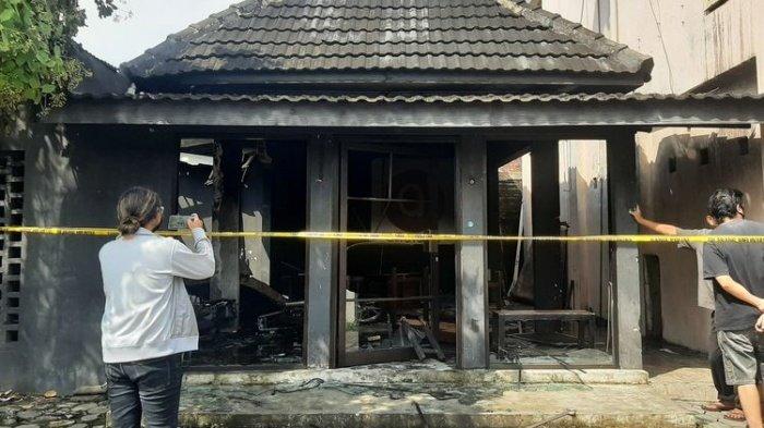 BABARSARI - Garis polisi terpasang di lokasi ruko dan motor yang rusak di daerah Babarsari, Kecamatan Depok, Kabupaten Sleman usai keributan yang terjadi Juli 2022 lalu. Trending, ada apa dengan Babarsari? Kawasan di Jogja ini belakangan ramai dijuluki Gotham City.