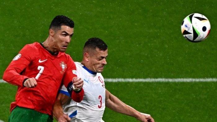 HASIL EURO 2024 - Timnas Portugal berhasil meraih kemenangan berkat gol telat anak pelatih meski Cristiano Ronaldo tampil melempem di EURO 2024.