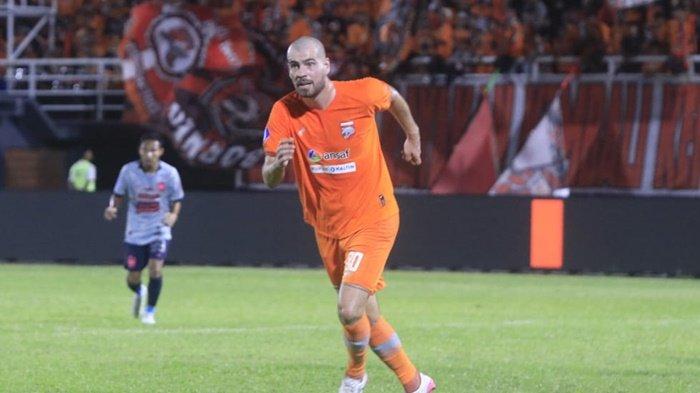 Wiljan Pluim ketika membela Borneo FC pada musim Liga 1 2023-2024 di Stadion Segiri Samarinda, Kalimantan Timur. Liga 1 berakhir, kebersamaan pemain asli Belanda di Borneo FC juga berakhir.