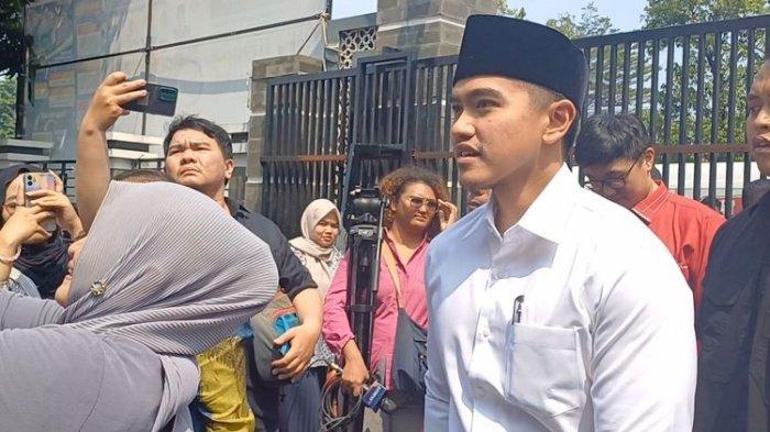 PILKADA JAKARTA 2024 - Ketua Umum Partai Solidaritas Indonesia (PSI) Kaesang Pangarep saat berkunjung ke Kantor Pengurus Muhammadiyah wilayah Jakarta, Jumat (21/6/2024). Peluang Kaesang maju di Pilkada Jakarta 2024 besar. Tapi peneliti BRIN ungkap ada 1 hal yang tak dimiliki anak Jokowi.