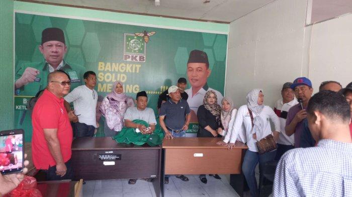 Puluhan pengurus DPC PKB Bontang melepaskan atribut partai tersebut, sebagai penyataan sikap atas keputusan DPP PKB yang melengserkan Basri Rase dari posisinya sebagai Ketua DPC PKB Bontang.