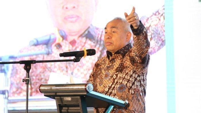 PILKADA KALTIM 2024 - Sosok calon petahana di Pilkada Kaltim, Isran Noor. Berikut 2 hasil survei Pilkada Kaltim 2024. Petahana masih berpeluang. Namun, Isran Noor terus dibayangi dua kandidat.