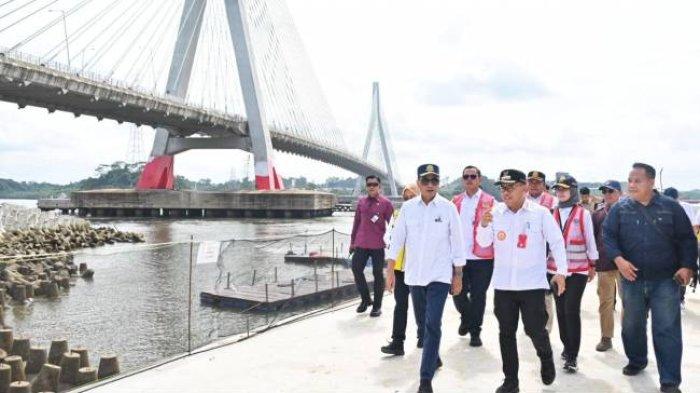 Menhub Budi Karya Sumadi saat melakukan kunjungan kerja ke Balikpapan, Jumat (21/6/2024). Budi mendukung rencana pelayaran kapal pinisi untuk wisata menuju Ibu Kota Nusantara (IKN) di Penajam Paser Utara, Kalimantan Timur.