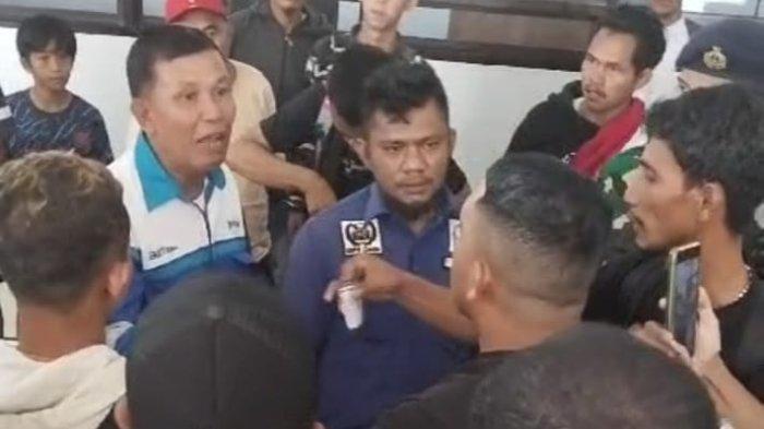 Sejumlah penumpang Kapal Binaiya dari Pelabuhan Lok Tuan tujuan Labuan Bajo, melampiaskan kemarannya kepada petugas yang berjaga lantaran dihalangi masuk ke kapal karena tidak memiliki tiket resmi, Senin (24/6/2024). TRIBUNKALTIM.CO/HO/Pribadi