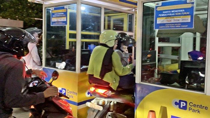 PARKIR DI SAMARINDA - Ilustrasi antrean parkir non tunai di Bigmall Samarinda, Kalimantan Timur.