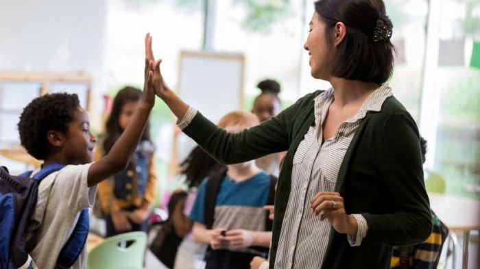 Ilustrasi wali murid dengan siswa. Berikut contoh ucapan perpisahan wali kelas di grup WhatsApp.