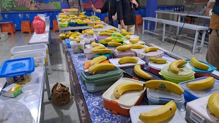 MAKAN SIANG GRATIS - Makanan-makanan yang siap dihidangkan dalam simulasi program makan siang gratis di Tangerang. Kesepakatan antara pemerintahan Presiden Jokowi dan tim gugus tugas sinkronisasi pemerintahan Prabowo-Gibran, anggaran makan siang gratis untuk tahun 2025 sebesar Rp 71 T. Kritik Indef untuk kebijakan makan siang gratis dan anggarannya.