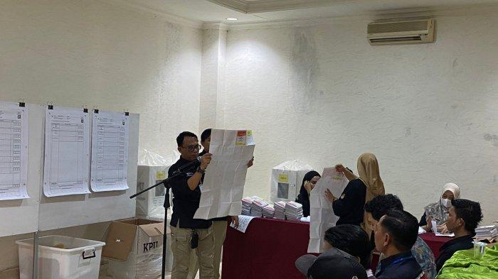 PILEG 2024 KUKAR - Penghitungan surat suara ulang DPR RI daerah pemilihan Kalimantan Timur di Kabupaten Kutai Kartanegara berlangsung hari ini, Rabu (26/6/2024) di Hotel Elty Lesung Batu Tenggarong, Kukar, Kalimantan Timur.