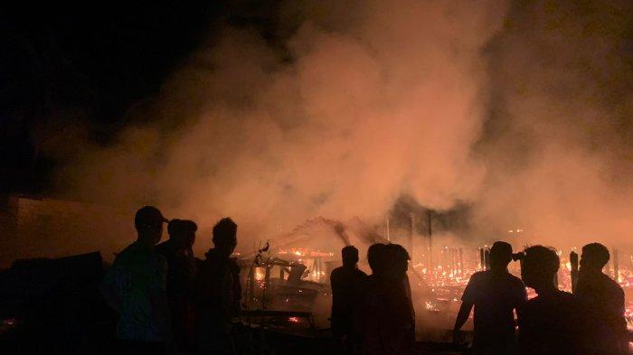 PETAKA DILANG PUTI - Kebakaran di Dilang Puti, Kutai Barat, Rabu (26/6/2024) malam. Nampak warga bersama personel Polsek Bentian Besar berusaha memadamkan api kebakaran di Kampung Dilang Putih, Bentian Besar, Kutai Barat, Kalimantan Timur. 