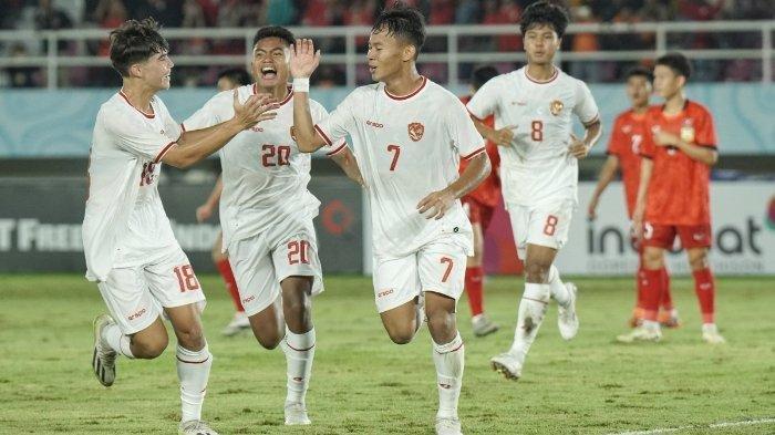 Selebrasi pesepak bola Timnas Indonesia, M Zahabi Gholy (kedua kanan) setelah mencetak gol pertama dalam pertandingan Timnas Indonesia vs Laos pada ajang ASEAN U-16 (Piala AFF) Boys Championship 2024 di Stadion Manahan, Solo, Kamis (27/6/2024) malam.