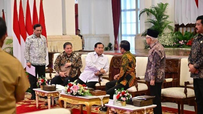 Sidang kabinet di Istana Negara, Prabowo duduk berdampingan dengan Presiden Jokowi. Prabowo ungkap arahan Jokowi untuk pemerintahannya 5 tahun ke depan, pendidikan dan kesehatan akan jadi fokus di kabinet Prabowo-Gibran.
