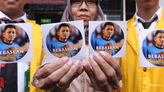 Tribun Jabar/Gani Kurniawan
Warga yang mengaku Sahabat Pegi memperlihatkan stiker bergambar foto Pegi Setiawan dan bertuliskan Bebaskan Pegi Setiawan saat persidangan perdana praperadilan tersangka Pegi Setiawan di Pengadilan Negeri (PN) Bandung, Jalan LLRE Martadinata, Kota Bandung, Jawa Barat, Senin (24/6/2024). Sidang perdana praperadilan yang diajukan oleh kuasa hukum tersangka dalam kasus Vina Cirebon, Pegi Setiawan ini tidak berlangsung lama setelah hakim tunggal PN Bandung menunda persidangan karena pihak Polda Jabar tidak hadir. Sidang praperadilan akan dilanjut pada 1 Juli 2024, jika termohon kembali tidak datang, persidangan akan tetap digelar. Pengacara Pegi Setiawan meminta Polda Jabar membebaskan kliennya jika tidak dapat membuktikan dua alat bukti yang sah.