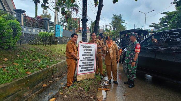 PENUTUPAN JALAN - Jajaran Camat Sungai Kunjang dan Satpol PP Samarinda saat mencabut spanduk pemberitahuan rencana penutupan Jalan Rapak Indah, Kota Samarinda, Kalimantan Timur pada Selasa (2/7/2024).