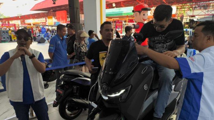Pengunjung mencoba test ride motor Yamaha NMAX “TURBO”  stand Yamaha PRJ 2024