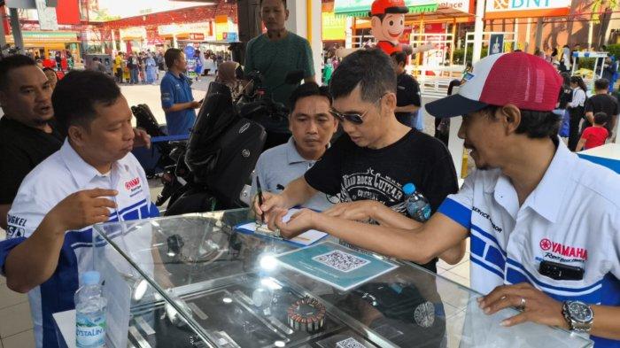 Pengunjung melihat - lihat spare part Yamaha NMAX TURBO di stand Yamaha PRJ 2024