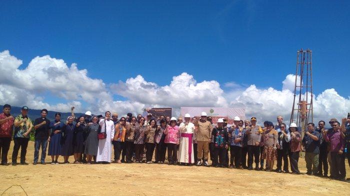 Pelaksanaan peletakan batu pertama pembangunan Gereja Katolik Santo Bonifasius Sebenaq Kabupaten Mahulu, Kalimantan Timur. 
