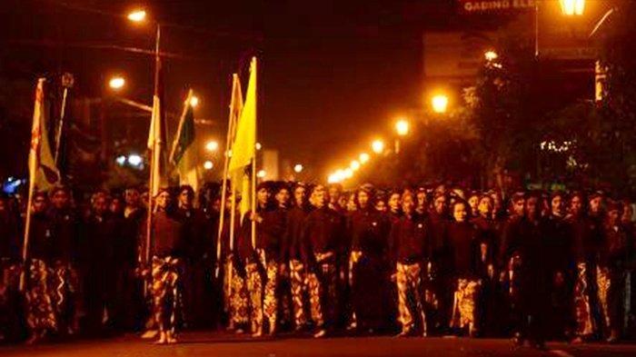 BULAN SURO 2025 - Tradisi Tapa Bisu Lampah Mubeng Beteng kompleks Keraton Yogyakarta, Yogyakarta, Selasa (4/11/2013) dini hari.  Beda perayaan malam 1 Suro di Yogyakarta dan Solo. Lengkap ucapan sambut 1 Suro dalam bahasa Jawa.