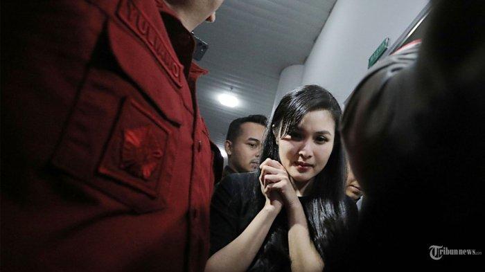 Selebritis Sandra Dewi usai menjalani pemeriksaan di Gedung Kejaksaan Agung, Jakarta, Rabu (15/5/2024). Kajaksaan Agung RI kembali memeriksa Sandra Dewi sebagai saksi untuk kasus dugaan korupsi tata niaga timah di wilayah izin usaha pertambangan (IUP) PT Timah tahun 2015-2022. Pemeriksaan kedua dilakukan penyidik untuk mendalami perihal kepemilikan aset dari istri tersangka Harvey Moeis tersebut.