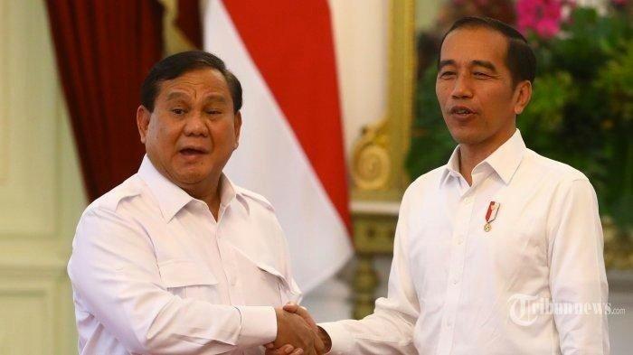 Presiden Joko Widodo (Jokowi) berjabat tangan dengan presiden terpilih Prabowo Subianto.