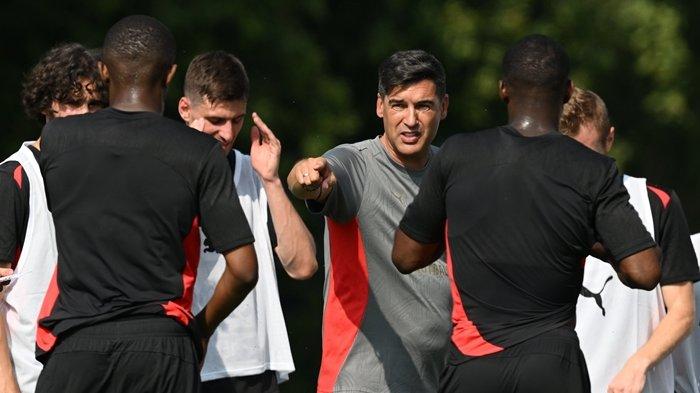 Paulo Fonseca memimpin latihan perdana AC Milan jelang musim 2024/2025.