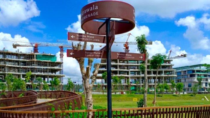 IKN DI KALTIM - Signage di Plaza Ceremony dengan latar belakang Kantor Kementerian Koordinator 1, Kawasan Inti Pusat Pemerintahan (KIPP) Ibu Kota Nusantara (IKN). 
