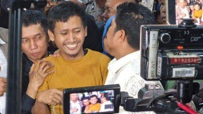PEGI SETIAWAN DAN VINA CIREBON - Pegi Setiawan saat akan meninggalkan Mapolda Jawa Barat, Senin (8/7/2024) malam. Pegi dibebaskan setelah menang dalam gugatan praperadilan status tersangka kasus Vina Cirebon. Kini bebas, Pegi Setiawan berhak dapat ganti rugi? Kelanjutan kasus Vina Cirebon usai putusan sidang praperdilan Pegi Setiawan
