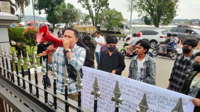 Unjuk rasa oleh Aliansi Mahasiswa Peduli Lingkungan Kaltim (AMPL-KT di depan kantor Gubernur Kaltim menyorakan dugaan maldministrasi perjalanan dinas luar negeri, Kamis (11/7/2024).