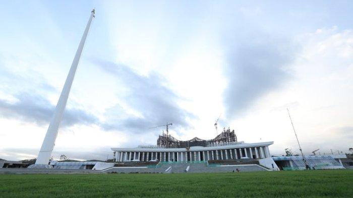 Lapangan Upacara dengan latar Istana Negara dan Kantor Presiden di Kawasan Inti Pusat Pemerintahan (KIPP), Ibu Kota Nusantara (IKN)