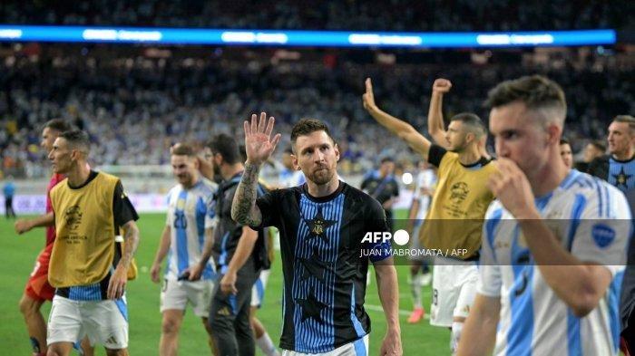 COPA AMERICA 2024 - Pemain depan Argentina bernomor punggung 10 Lionel Messi merayakan kemenangannya setelah memenangkan pertandingan perempat final turnamen Copa America 2024 antara Argentina dan Ekuador di Stadion NRG di Houston, Texas, pada tanggal 4 Juli 2024. 