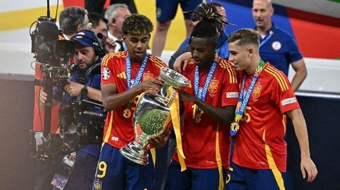 JADWAL FINALISSIMA 2025 - Lamine Yamal (kiri), merayakan kesuksesan Timnas Spanyol menjuarai EURO 2024, Minggu (14/7/2024) di Berlin. Terjawab sudah kapan Finalissima 2025? cek prediksi jadwal Argentina vs Spanyol. 
