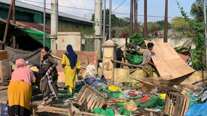Jumarniah dan Ima PKL Samarinda Seberang ikut membongkar lapaknya.TRIBUNKALTIM.CO/SINTYA ALFATIKA SARI
