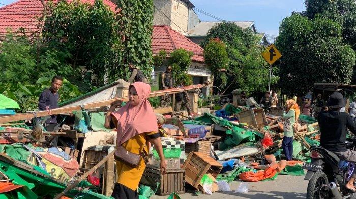PENERTIBAN PKL LIAR - PKL liar di Samarinda. Camat Samarinda Seberang, Aditya Koesprayogi, menegaskan komitmennya untuk memastikan lokasi eks pasar tumpah yang berdiri lama di Jalan Sultan Hasanuddin tetap terjaga dan bebas dari aktivitas pedagang kaki lima.