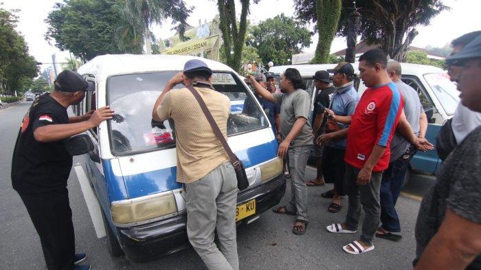 Sejumlah angkot diberhentikan paksa akibat tetap beroperasi disaat sedang ada aksi unjuk rasa, Rabu (17/7/2024) di depan kantor Walikota Balikpapan sebagai bentuk protes terhadap operasional Balikpapan City Trans.TRIBUNKALTIM.CO/DWI ARDIANTO