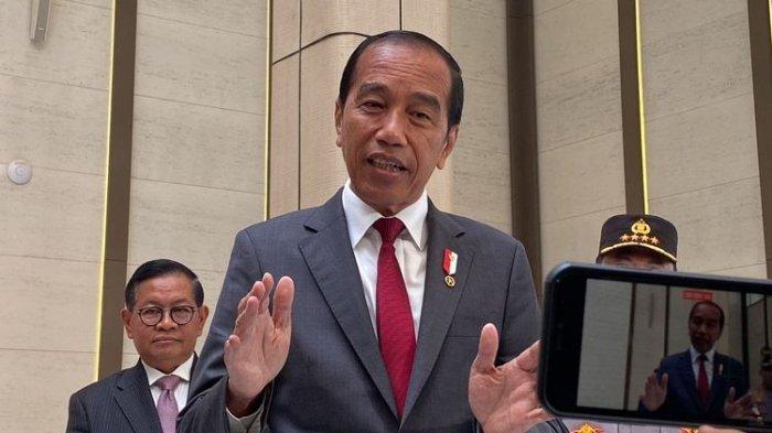 Presiden Joko Widodo menyampaikan keterangan pers sebelum lepas landas melakukan kunjungan ke Abu Dhabi, di Lanud Halim Perdanakusuma, Jakarta Timur, Selasa (16/7/2024).