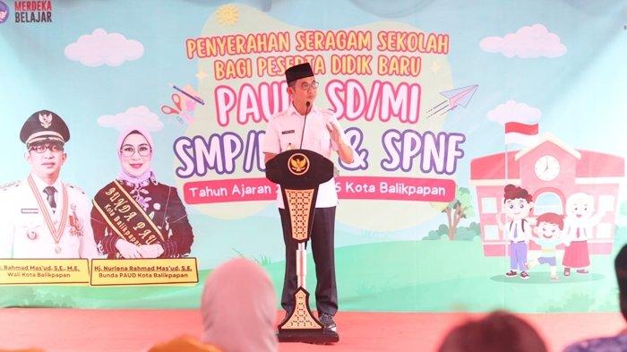 SERAGAM GRATIS - Walikota Balikpapan Rahmad Mas'ud menyampaikan sambutan dalam penyerahan bantuan seragam sekolah gratis oleh pemerintah kota (Pemkot) Balikpapan kepada peserta didik baru, di SMP 12 Balikpapan.