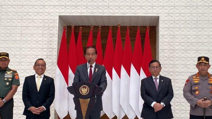 Presiden Joko Widodo memberikan keterangan pers sebelum lepas landas ke Abu Dhabi, UEA, di Lanud Halim Perdanakusuma, Jakarta Timur, Selasa (16/7/2024). Soal IKN di Kaltim, Jokowi minta tidak berekspektasi lebih untuk progresnya saat HUT RI mendatang, saat ini progres masih 15 persen.