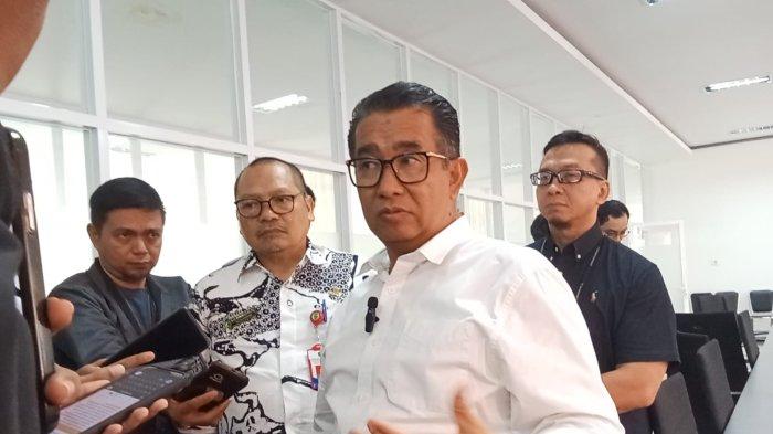 Pj Gubernur Kaltim Akmal Malik saat memberikan keterangan di depan awak media usai sidak di RSUD AW Sjahranie Samarinda, Jumat (19/7/2024).TRIBUNKALTIM.CO/RITA LAVENIA