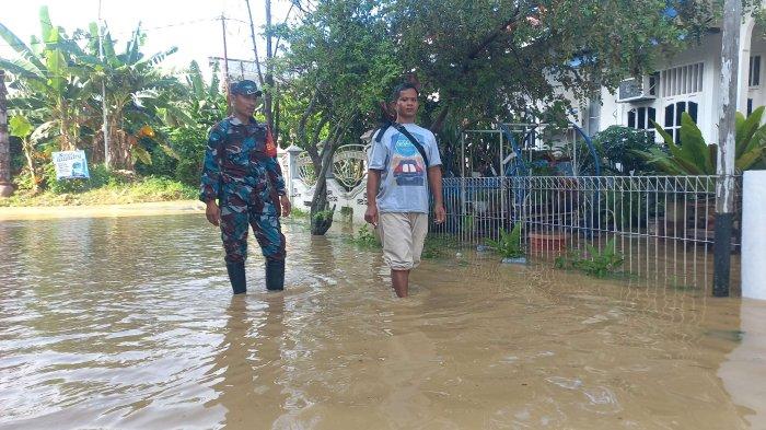 BANJIR DI BONTANG - Kondisi pemukiman di RT 8 Kelurahan Api-Api, Kota Bontang, Kalimantan Timur, terdampak banjir sejak pukul 5 dini hari, Jumat (19/7/2024) pagi. Warga mengatakan turap yang dibangun pemerintah tak mampu menampung besarnya air yang lewat.