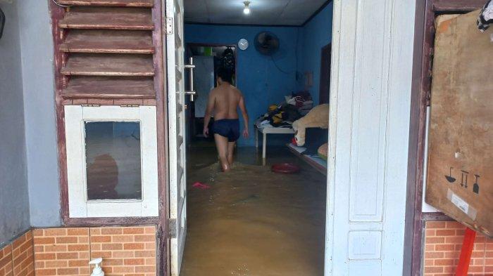 BANJIR DI BONTANG - Khairul, hanya bisa pasrah melihat kondisi rumahnya di Perumahan Bontang Permai, RT 07 Kelurahan Api-Api, Kecamatan Bontang Utara, Kota Bontang, Kalimantan Timur pada Jumat (19/7/2024) pagi.