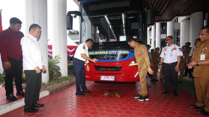 BUS BALIKPAPAN TRANS - Armada bus sarana angkutan umum massal (Saum) mulai diluncurkan secara resmi di Balaikota Balikpapan, Jalan Jenderal Sudirman, Kota Balikpapan, Provinsi Kalimantan Timur pada Senin (1/7/2024).
