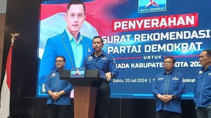 Ketua Umum Partai Demokrat Agus Harimurti Yudhoyono (AHY) menyerahkan surat rekomendasi dukungan Partai Demokrat untuk 60 nama calon kepala daerah yang akan bertarung dalam Pilkada 2024 di Jakarta, Sabtu (20/7/2024).