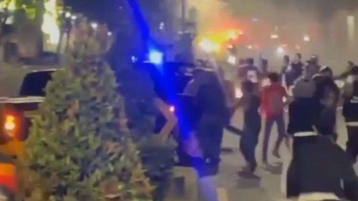 Tangkapan layar pengeroyokan polisi oleh oknum perguruan silat di Kabupaten Jember pada Senin (22/7/2024)