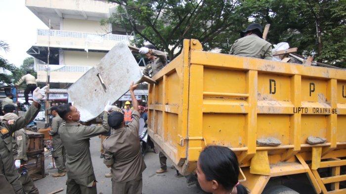 PASAR PANDANSARI BALIKPAPAN - Petugas Satpol PP menggunakan ekskavator untuk menertibkan lapak-lapak pedagang kaki lima (PKL) di Pasar Pandansari, Balikpapan. Penertiban ini merupakan tindak lanjut dari rapat dengar pendapat antara Satpol PP dan Komisi II DPRD Kota Balikpapan.