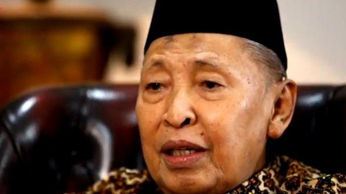 Wakil Presiden RI kesembilan Hamzah Haz. Hamzah Haz akan dimakamkan di samping makam istrinya sesuai wasiatnya, tidak di makam pahlawan.