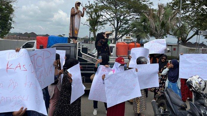 Orangtua siswa di Samarinda saat menggelar demo di Taman Samarendah pada Rabu (24/7/2024) hari ini. Mereka menyuarakan penolakan terhadap harga buku paket dan LKS yang dinilai terlalu mahal.