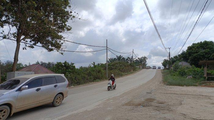 SUASANA IKN - Kondisi jalan raya di depan salah satu guest house di Kecamatan Sepaku 4, Kawasan Ibukota Nusantara di Kabupaten Penajam Paser Utara, Kalimantan Timur pada Kamis (25/7/2024). Konsumen sewa penginapan meningkat belakangan ini. Lonjakan itu mulai dari guest house hingga kamar kos-kosan, tarif sewa melonjak tinggi akibat permintaan yang meningkat tajam.