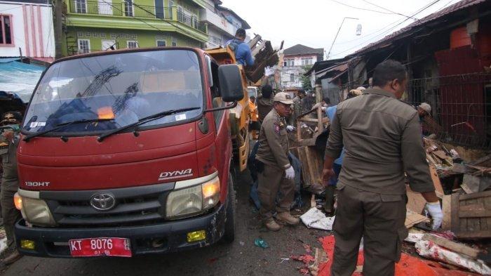 PENERTIBAN PKL PANDANSARI - Penertiban PKL Pasar Pandansari Balikpapan hari ketiga_Kamis (25/7/2024). Sempat diwarnai kericuhan, pedagang minta petugas adil.